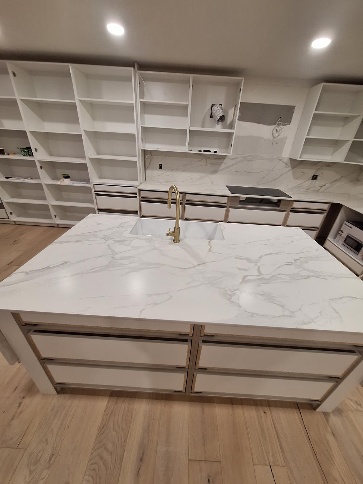 Kitchen with a white Dekton island