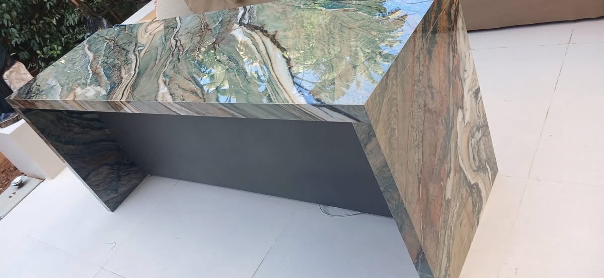Detail of a waterfall-edge porcelain BBQ island