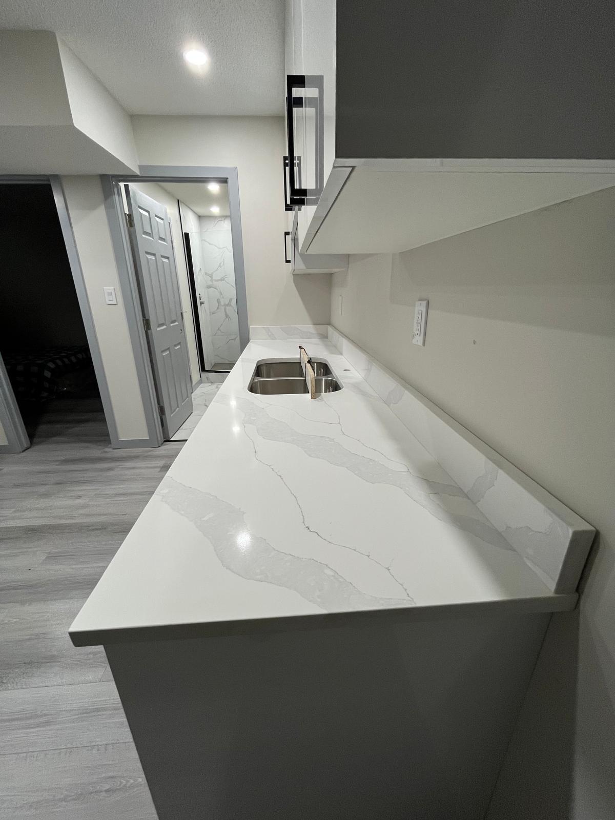 Kitchen countertop in white quartz with grey veining