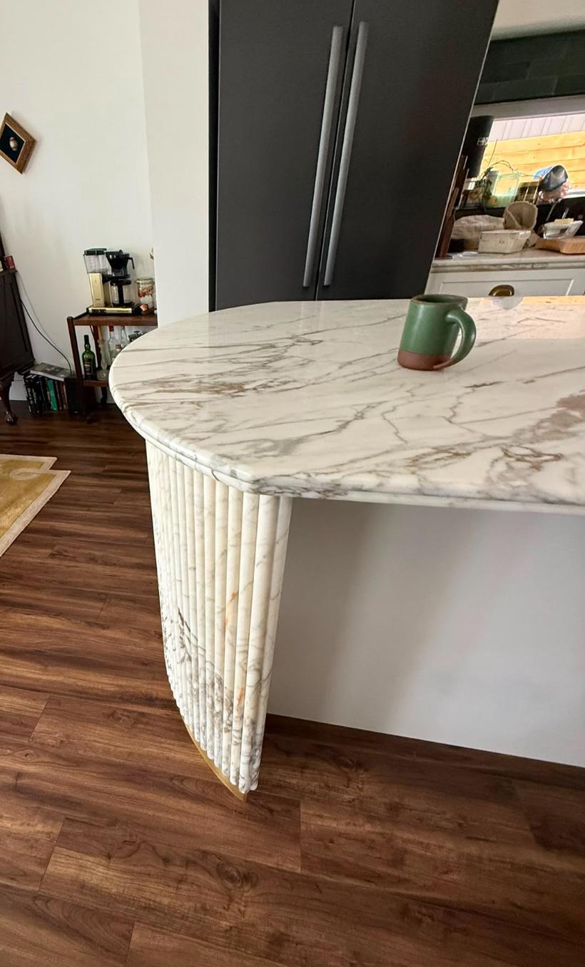 Side view of a rounded marble-look quartz island leg