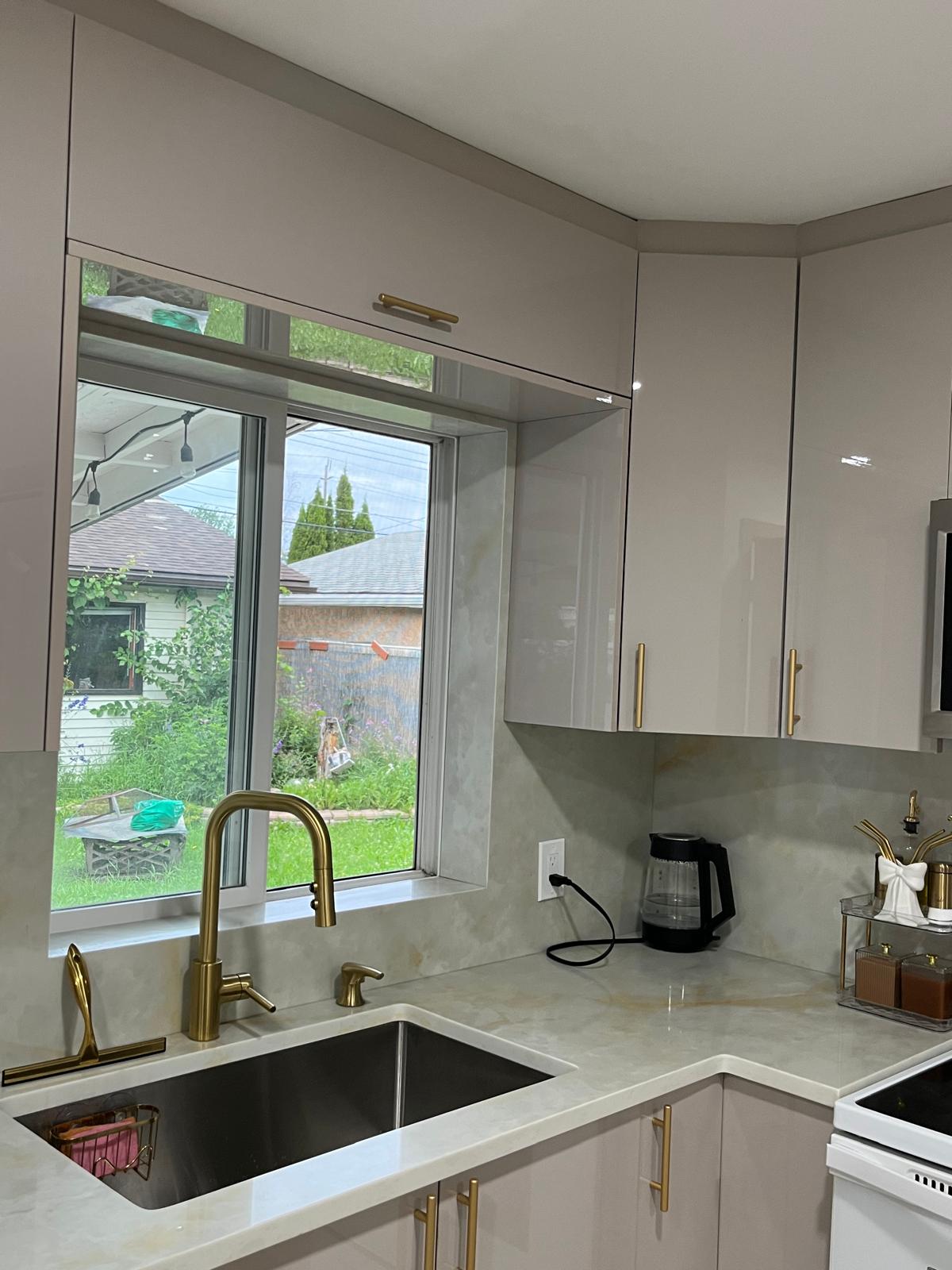 Side view of a kitchen sink and stone backsplash